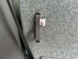 後席シートバック左側のストラップを操作することで、バックドアを開けてからも前後スライドが可能になります。