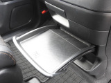 ★センターテーブル★ちょっとしたお食事も車内で!センターに設置されていますので、運転席、助手席どちらからでも手の届きやすいです!
