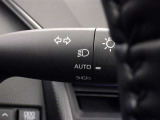 【オートライト】車外の明るさに応じて、自動的にライトの点灯・消灯をしてくれます。