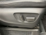 パワーシート搭載。微妙な調整が手軽にでき、最適なポジションで運転することが可能です。