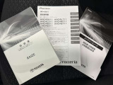 メンテナンスノート、取扱説明書ですね。 車の情報が凝縮されています。 車の整備記録が記載されている大事な物ですよ。