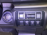 【ENGINE START/STOP】スマートキーをポケットやバッグに入れたままで、キーを差し込むことなくボタンを押すだけでエンジンが始動します。