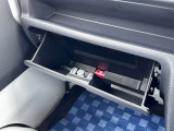 助手席側にあるグローブボックスには車検証もバッチリ入ります♪