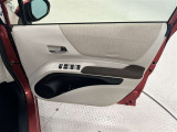 運転席ドア内側の表皮にたるみがあります。