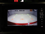 バックモニター装着車は後退時の強い味方です♪車庫入れや縦列駐車の際、後退操作の参考になるガイドラインをナビ画面に表示します。