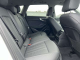 体を支えるためにシートを硬めにしております。長時間の運転でも疲れにくいように、サポート力重視で設計されております。