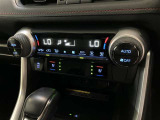 左右独立温度コントロールフルオートエアコンです。運転席、助手席それぞれで独立して温度設定ができます。冷え性の方が乗っても安心ですね♪