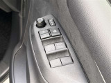【パワーウィンドウ集中スイッチ】運転席のパワーウィンドスイッチ位置には運転以外の窓の開閉・ロック機能も付いています