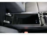 運転製からも助手席からも使いやすい縦開きのセンターコンソールボックスを装備。ボックス内にも給電用のUSB端子(Type-C)を装備しています。