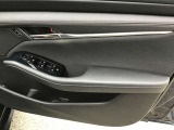 運転席のドアトリムとパワーウィンドウスウィッチ