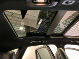 パノラミックスライディングルーフで明るい車内をお楽しみいただけます。100%UVカットですので日差しの強い日も安心です。