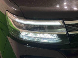 対象物が見やすく白く明るい光で夜間走行をサポートするフルLEDヘッドランプ(サイドビューランプ、クリアランスランプ、オートレベリング機能付き)を装備