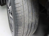 タイヤサイズは「225/55R19」になります。タイヤの溝は約5mm残っています。