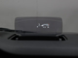 【ヘッドアップディスプレイ】運転に役立つ情報を、 前方の視線の先に焦点を合わせやすいように表示。メーターパネルやナビ画面への視線移動を減らし安全運転をサポートします。