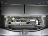 【車載工具】パンクなどのもしもの時に役立つ車載工具があります。ジャッキなどが装備されています。
