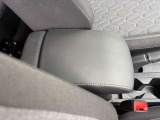 フロントアームレストで街乗りから長距離走行まで快適な運転を。