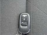 スマートキーは携帯しているだけで、ドアの施錠、解錠、エンジンの始動ができます。