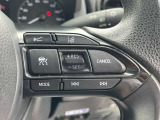 【レーダークルーズコントロール】前方の車両の距離を検知しながら速度を一定に保つ機能です。前方の車両の距離を感知して車間を保つ機能も備わっているので、高速道路の運転も楽々です!