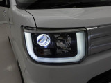 LEDヘッドライト 白く明るい光で夜間走行の安心感を高めます。乗車人数や荷物の量に応じて、照射軸の上下方向を自動調節するオートレベリング機能付です。