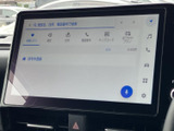 鮮明で高画質なモニター画面で、様々な情報を確認できます。安全運転をサポートする機能も搭載されています。
