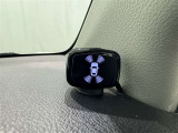 コーナーセンサーを車の前後に装備。障害物までの距離に応じて警告音を変えてお知らせ。縦列駐車時や駐車場・車庫などでの取り回しをサポートします。詳細は販売店スタッフまでおたずねください。