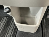 【インパネロアボックス】インパネの中央下部にはボックスが装備されております。CDの収納やゴミ箱として使用すれば車内空間がきれいに保たれます♪