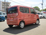 右斜め後ろからの特徴的なフォルム。狭い路地裏でも運転しやすそうな小回りが利くコンパクトボディ♪