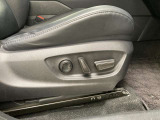 運転する時はドライビングポジションが気になりますよね。パワーシートで座席位置の微調整もしっかりできます。高級感がある装備としても人気があります。