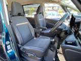 運転席はひじ掛けが付いてリラックスして運転ができます