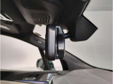 【ミラー内蔵ETC】BMWのETCシステムはルームミラー内蔵型となります。ルームミラー配置により収納スペースを確保しています。