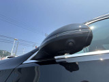 視覚からの車を感知し、ドライバーが車線変更を行う際に、警告音と共に注意を促してくれる安全支援機能を内蔵。