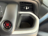 運転席右手側にドリンクホルダーやエンジンスターターボタンが装備されています!
