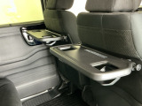 前席背面には格納式のテーブルも装備。食事やスマホ・タブレットでの動画視聴など様々な用途で活躍します。サイドにはちょっとした荷物がかけれる便利なコンビニフック付きです。