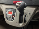 インパネにシフトレバーがあることで、車内空間の広さを確保♪シフト位置がハンドルに近いので操作性にも優れております!