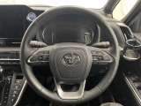 快適な操作性の運転席、ハンドルも綺麗に清掃済みです!もちろん安全を守るエアバッグも装備しているので安心してお乗りいただけます(^^)