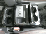 運転席と助手席の間のコンソールBOXのフタの中に、2名分のカップホルダーをご用意しております