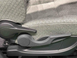 運転手の体格に合わせて,運転席の座面の高さ調整ができるシートリフターが付いてます