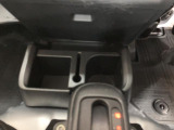 足元にも小物入れがございます!!