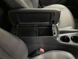 小物や身の回り品を収納できるセンターコンソール。車内をすっきり整頓できる、便利な収納スペースです。