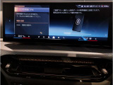 【ⅰドライブナビゲーション】文字情報も鮮明に表示する高解像度カラーディスプレイを採用。視認性に優れた地図デザインと特徴的な建造物を目印にした描写表示で現在位置を把握できます。地図データの更新も可能です