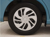 ◆純正ホイール装着車◆シンプルなデザインのホイールキャップ付きです。