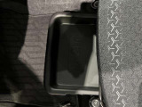 座席下収納付き。