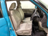 女性でも運転がしやすいように、シートの高さ調整機能(シートリフター)がついています。運転席と助手席の間が空いている為、助手席側への移動がスムーズです。交通量の多い道でも助手席側から乗り降りができます。