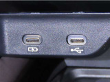 USB端子と充電用USB端子を装備しております