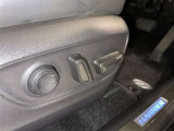 パワーシート搭載。微妙な調整が手軽にでき、ピッタリのポジションで運転することが可能です。