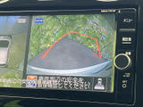 車庫入れや後退時の安全をサポートするモニター画面。周囲の状況を把握しやすく、安心して運転できます。