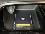 センターコンソールにはワイヤレス充電器を装備してます。Qi(チー)規格対応のスマートフォンなどを置くだけでワイヤレスで充電可能です。またスマートフォンの充電可能なUSB端子なども別途装備しています。