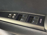 パワーウィンドウマスタースイッチです。車内の換気も運転席から簡単に行えます。