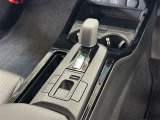 【電動パーキングブレーキ】条件を満たした場合に従来のパーキングボタンやレバーを引かなくてもパーキングに自動的に入り、発進状態の条件を満たした場合には自動でパーキングブレーキが解除されます