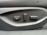 運転席パワーシートは、シートの前後スライド、背もたれ部のリクライニングに加え、運転席は前後独立での高さと腰部のサポート量をすべて電動で調整可能!身長や体型にかかわらず、自分好みの位置が見つかりますよ!